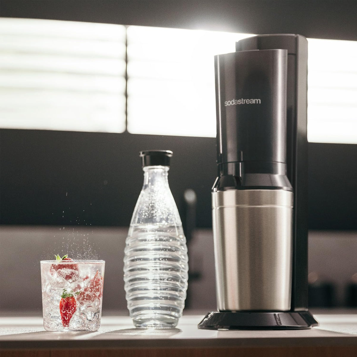SodaStream CRYSTAL 3.0 sparkling water maker - 2x 0,7L glass carafe & CO₂ cylinder
